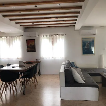 Kaja Apartment *